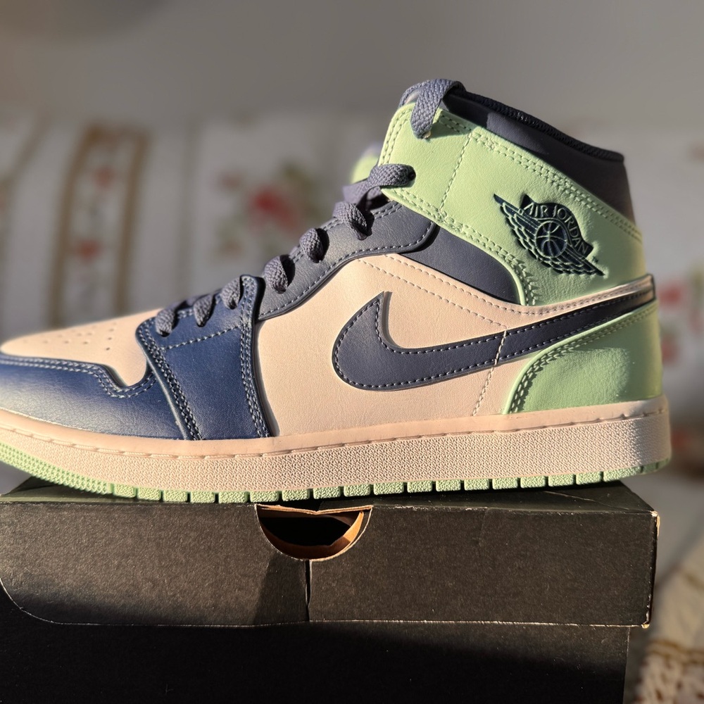 Air Jordan 1 Mid- Mystic Navy/Mint Foam White, Bleu Marine Mystic. Men’s 11 - Picture 3 of 9